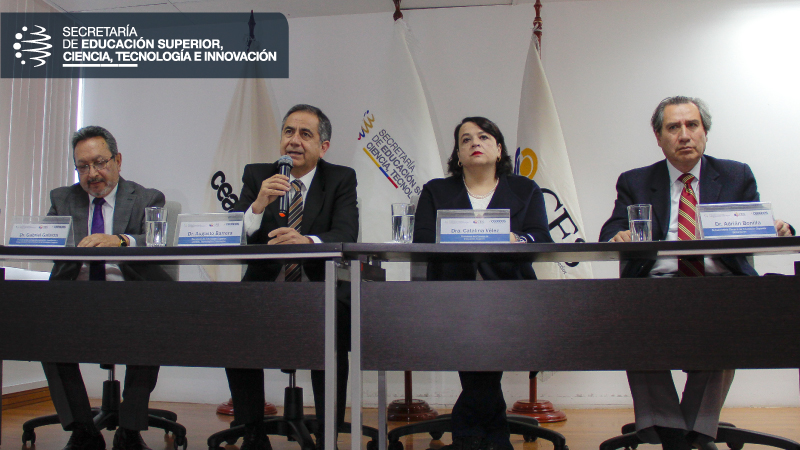 Gabriel Galarza, Augusto Barrera, Catalina Vélez y Adrián Bonilla, durante la rueda de prensa